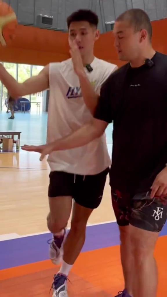 西热力江防守小动作“教学”:没打你手也没动你啊