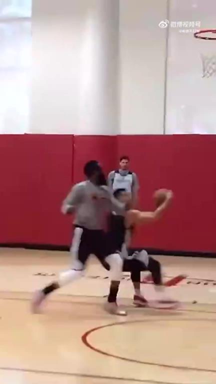 黄种人后卫天花板?林书豪火箭时期与哈登队内单挑,晃飞登哥上篮