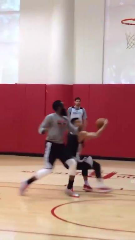 巅峰豪哥有多猛?林书豪此前与哈登单挑,一个假动作晃开登哥翻身跳投命中