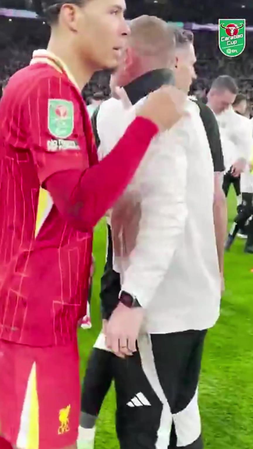 要做队友啦!范迪克看伊萨克的眼神仿佛打量瑞典大中锋的实力~