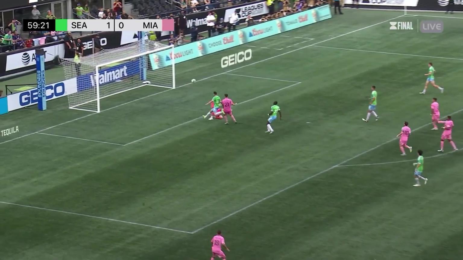 逆天单刀射飞!苏亚雷斯复刻梅西脚后跟传球,可惜阿连德一脚踢疵