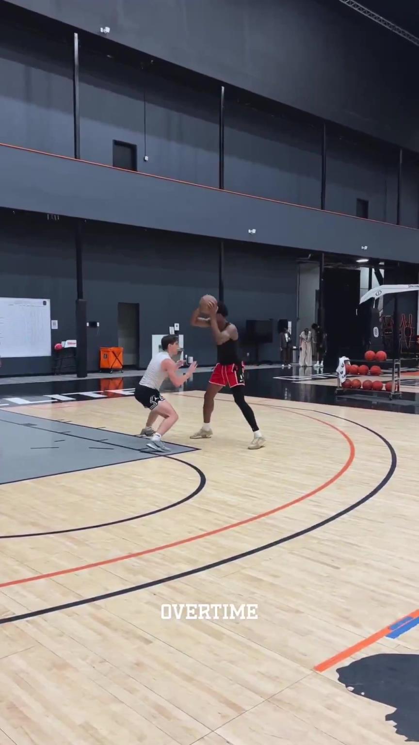 身轻如燕!阿门休赛期苦练持球进攻技术,期待下赛季爆发啊!