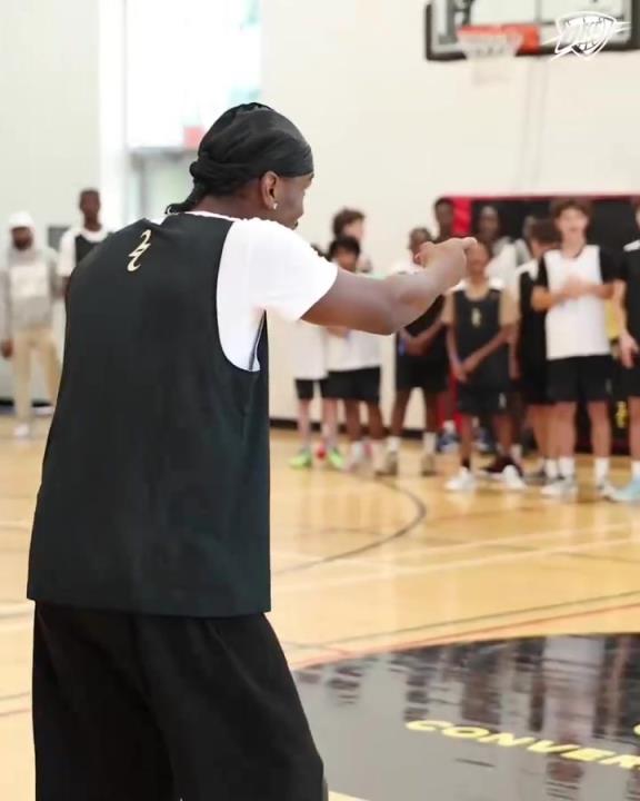 现身训练营!SGA一打二隔扣小球员后激情庆祝!