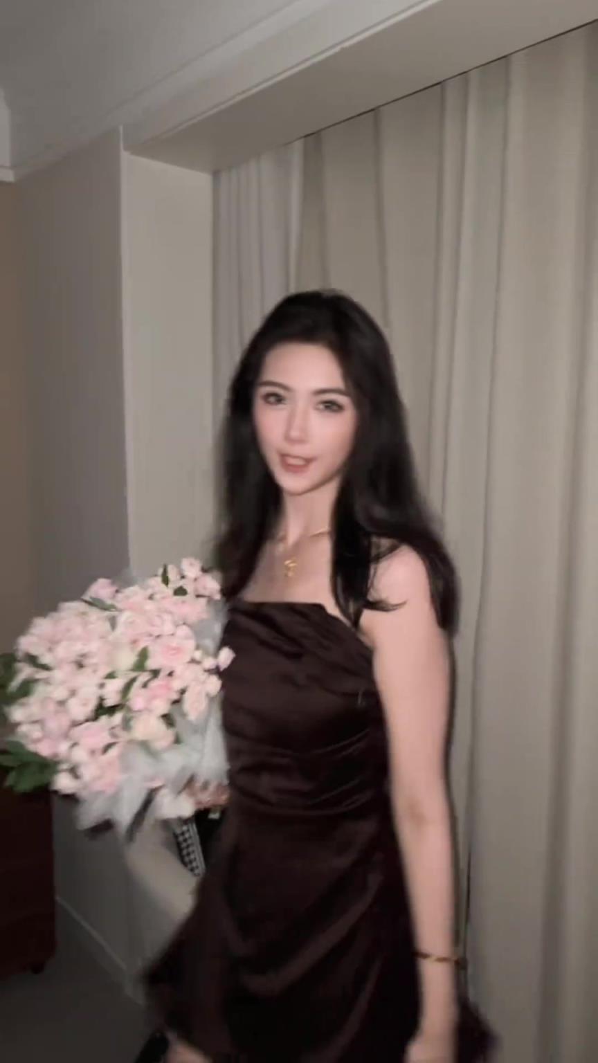 林葳送的吗?卓识手捧一捧花身穿棕褐色裙子的转场:美美出现一下