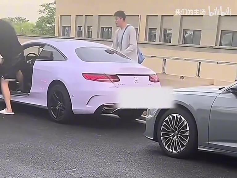 都是老朋友了!王哲林亲自接张镇麟,只是这车属实有点小!