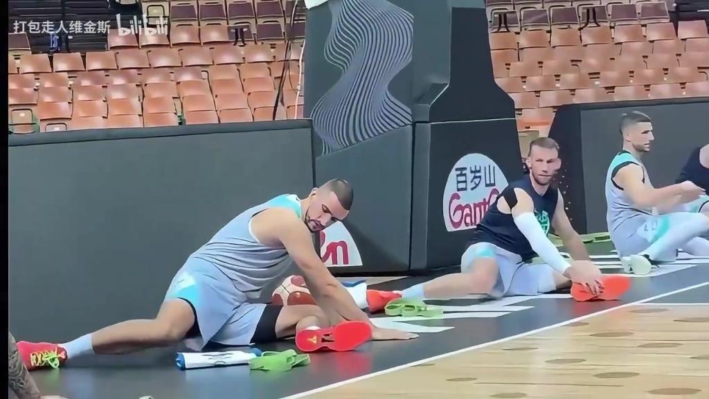 欢乐!东契奇欧锦赛训练合集:和队友做游戏+慢动作三分!