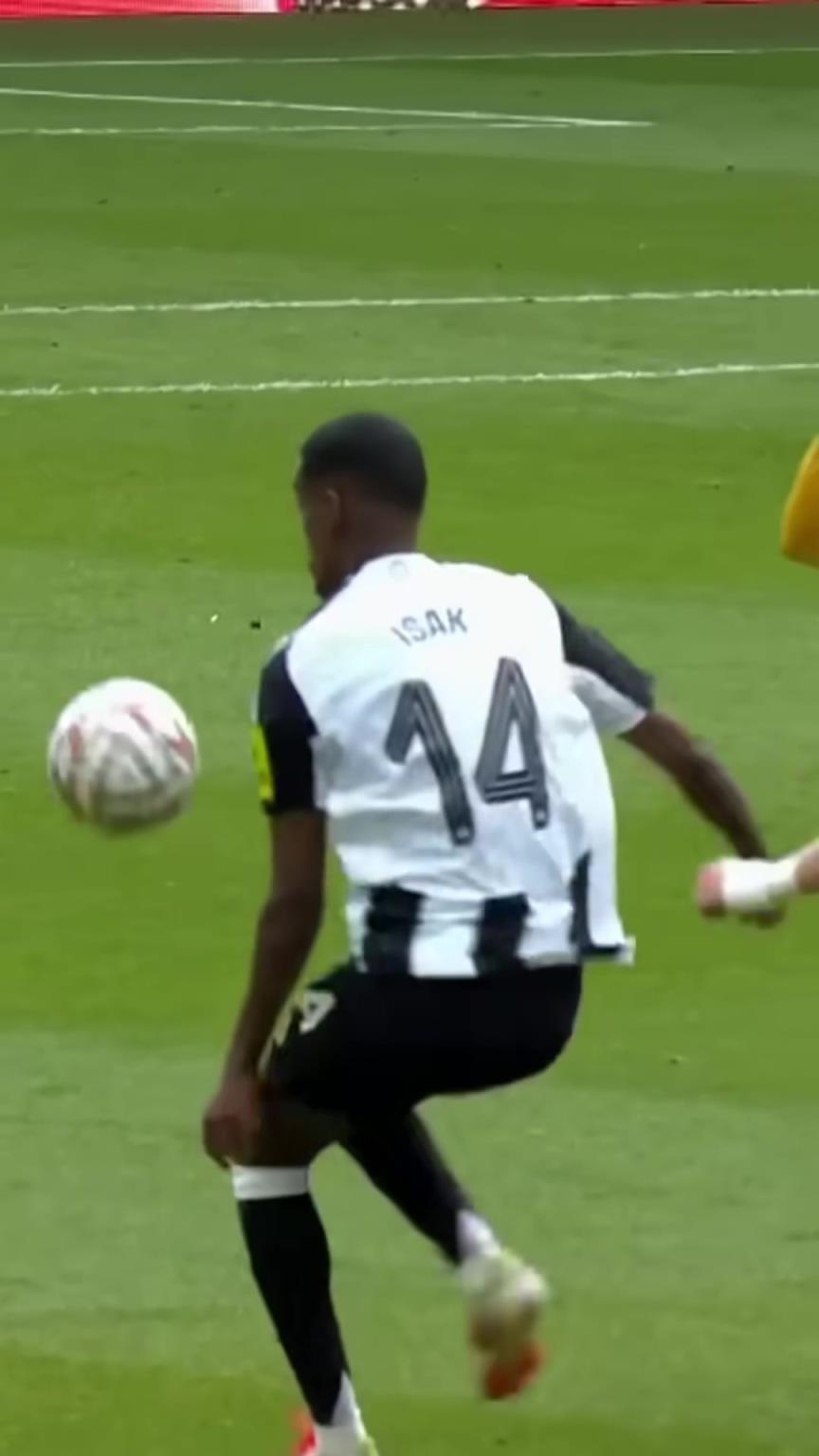 伊萨克:3人包夹,你们也碰不到球!