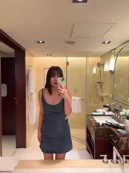 吧友们喜欢吗?烤肉姐对镜自拍:这不叫胖,这叫珠圆玉润