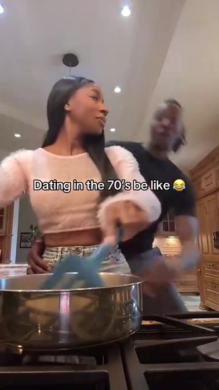 霍华德在家和女友大秀恩爱,这手放的位置未免太随意了点