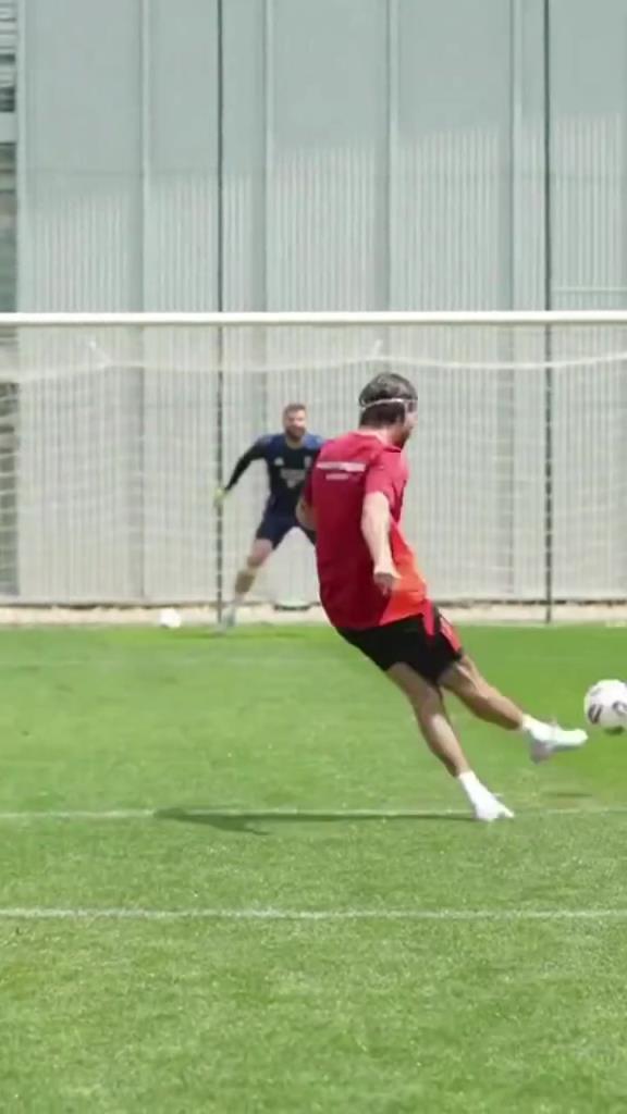 11分角！索博斯洛伊脚法太出色了，训练场上一脚劲射打懵门将！