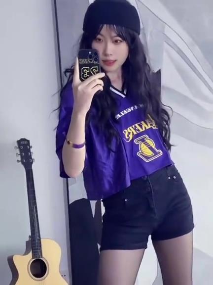 黑丝美女詹密表白詹姆斯:我爱老詹!我爱湖人!