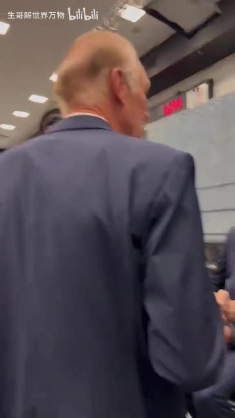 大梦的眼神!名场面:75大典礼,小卡和一众名宿友好互动!