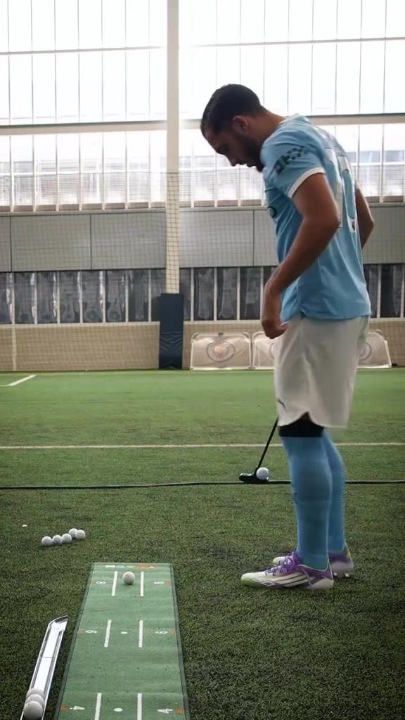 多库太逗了！当英超球星们开始推杆，谁最有高尔夫天赋呢？