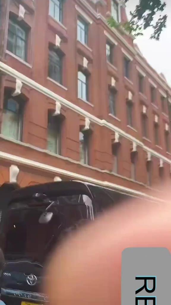 詹姆斯出发前往上海交大,球迷们相当疯狂,在后面追着车跑