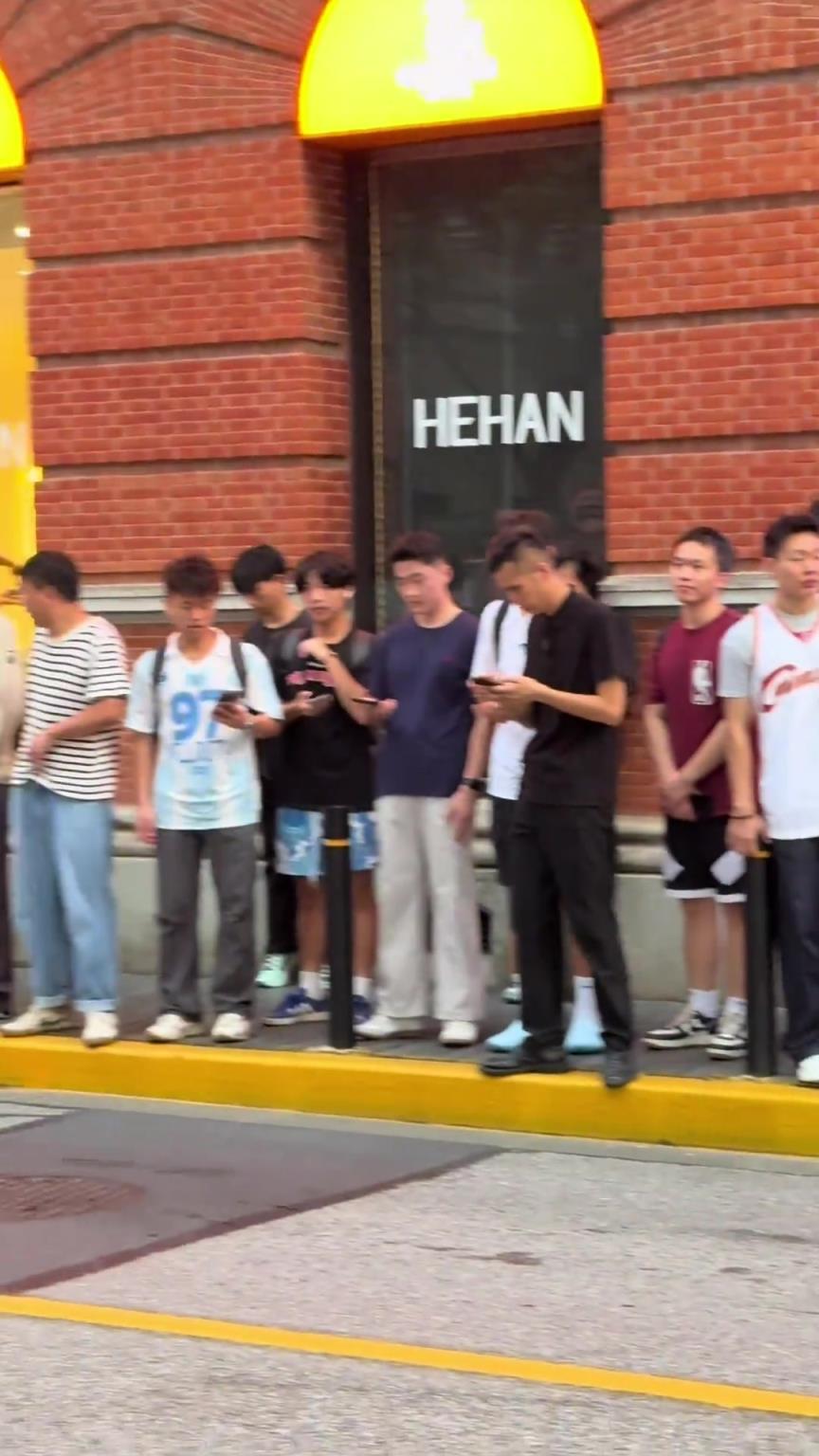 不合适吧哥们?詹姆斯中国行现场,一球迷捧着詹姆斯父子的黑白照