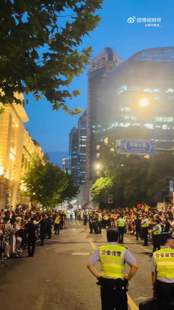 没能见到詹姆斯,球迷们集体高喊:主办方,傻逼!