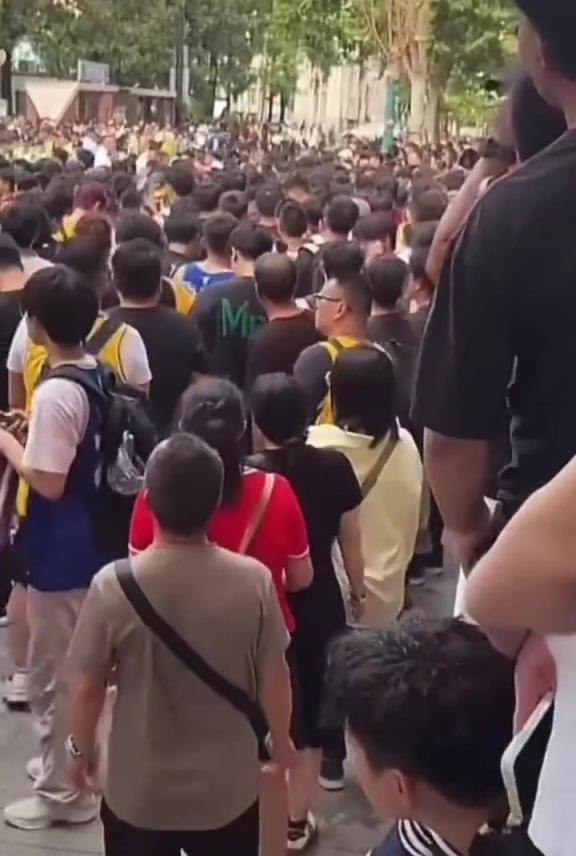 虽然仅仅只能看到詹姆斯几眼,但依旧不妨碍上海街头万人空巷!