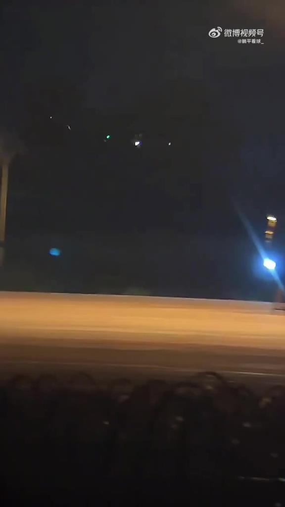 詹姆斯专机抵达成都,成都机场的老铁们不淡定了