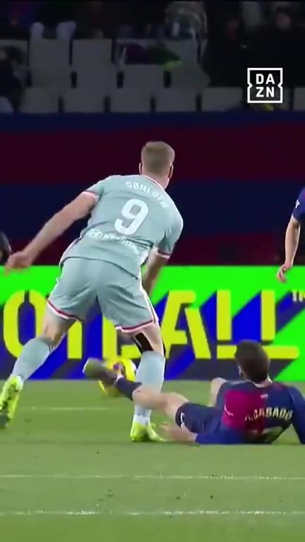 诙谐一刻！慢镜头看卡萨多防守索尔洛特，身形整个小一圈！