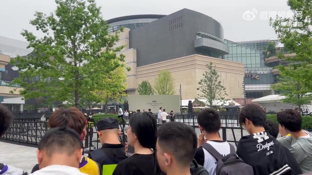 詹姆斯下午两点才有活动，但成都的球迷一大早已经在现场等候了