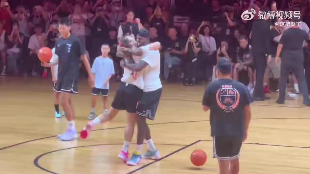 老詹给球迷表演一记暴扣，随后做出霸王步庆祝姿势，还拥抱李梦