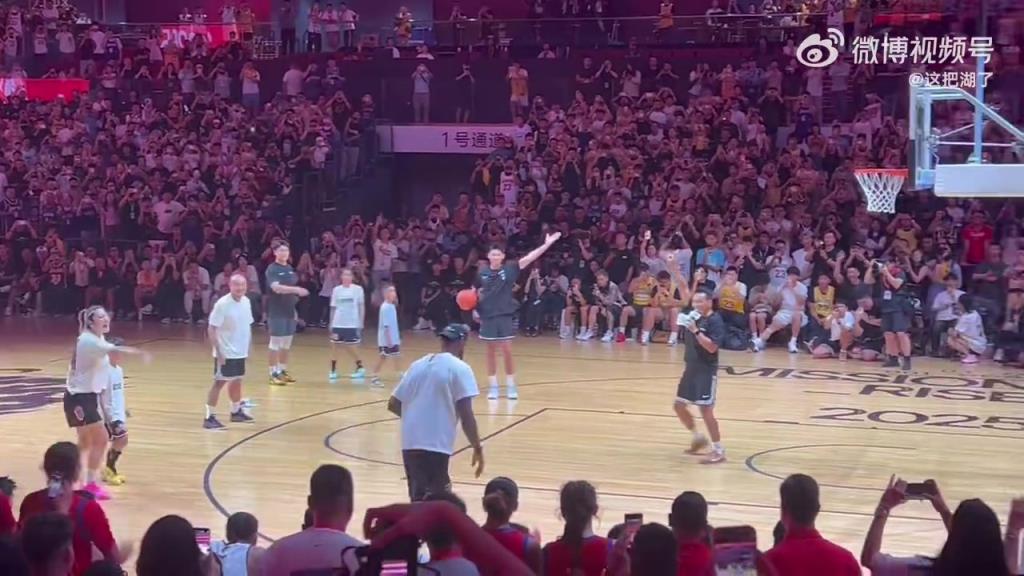 全场都嗨了!詹姆斯中国行现场展现暴扣,并与李梦激动拥抱