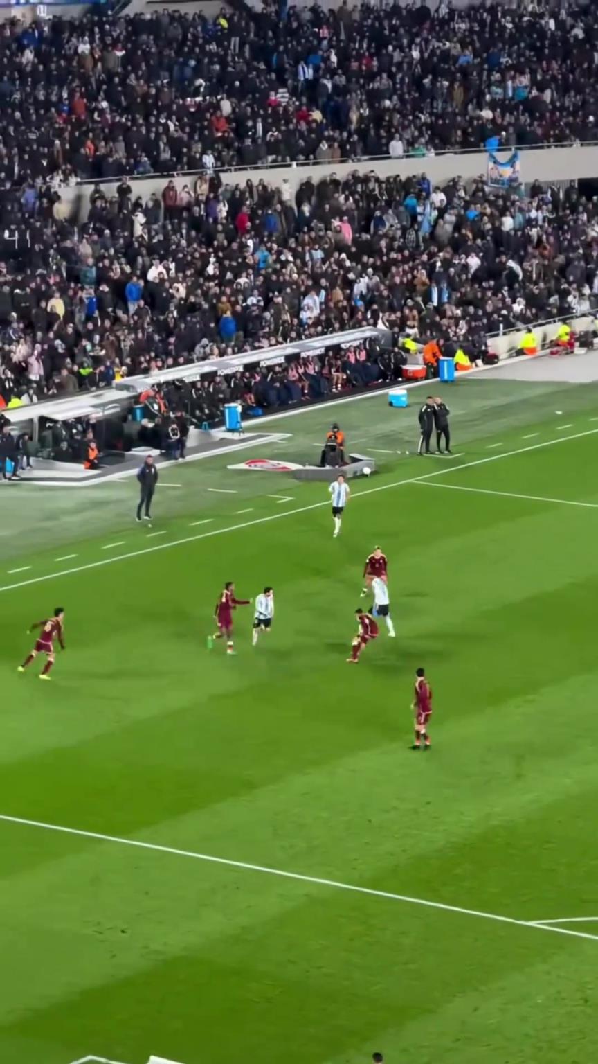 虽然越位了，但梅西前插挑射这射门技术当今没多少人会