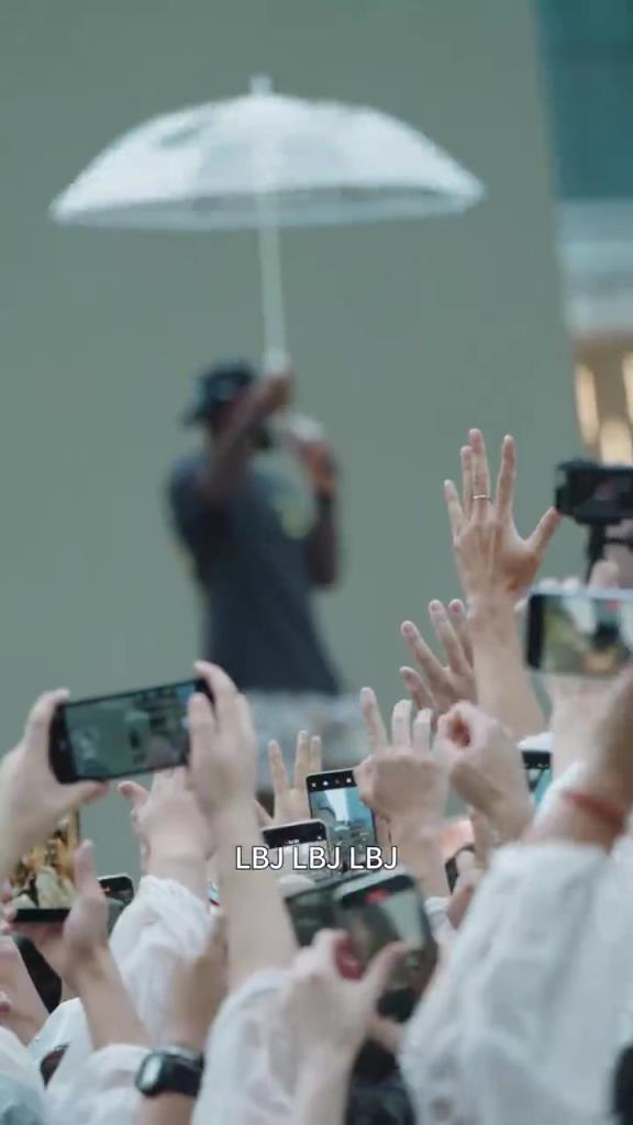 前排小孩哥灵魂拷问詹姆斯:现在还吃taco吗?老詹:每天都吃