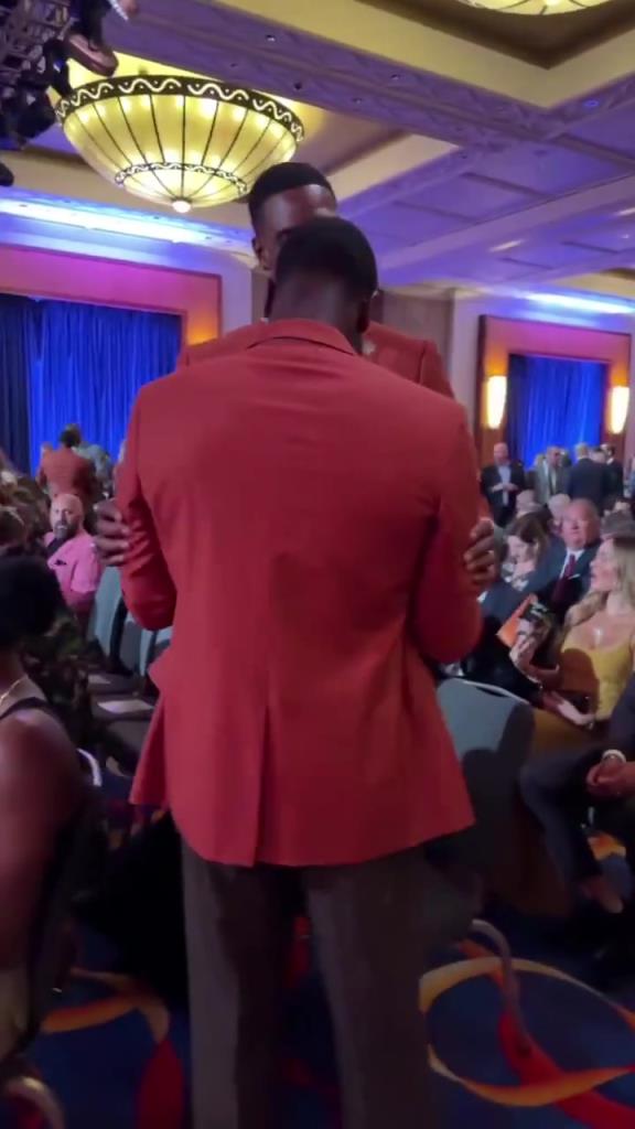 热火三巨头还缺一个!波什和韦德在名人堂红毯重聚,热情相拥