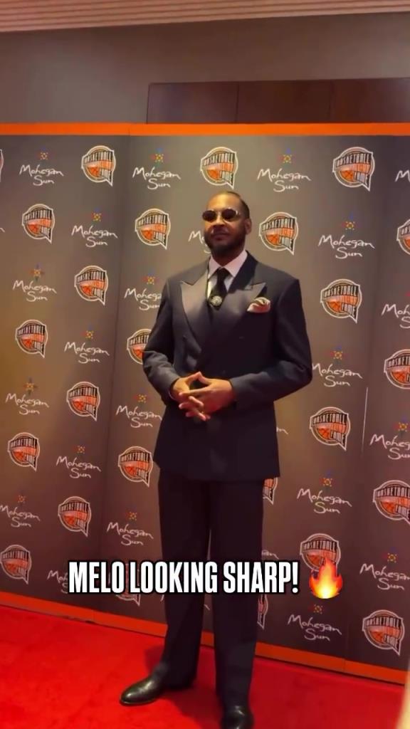 准备入选名人堂咯!安东尼一身帅气西装现身红毯,大哥气质十足!