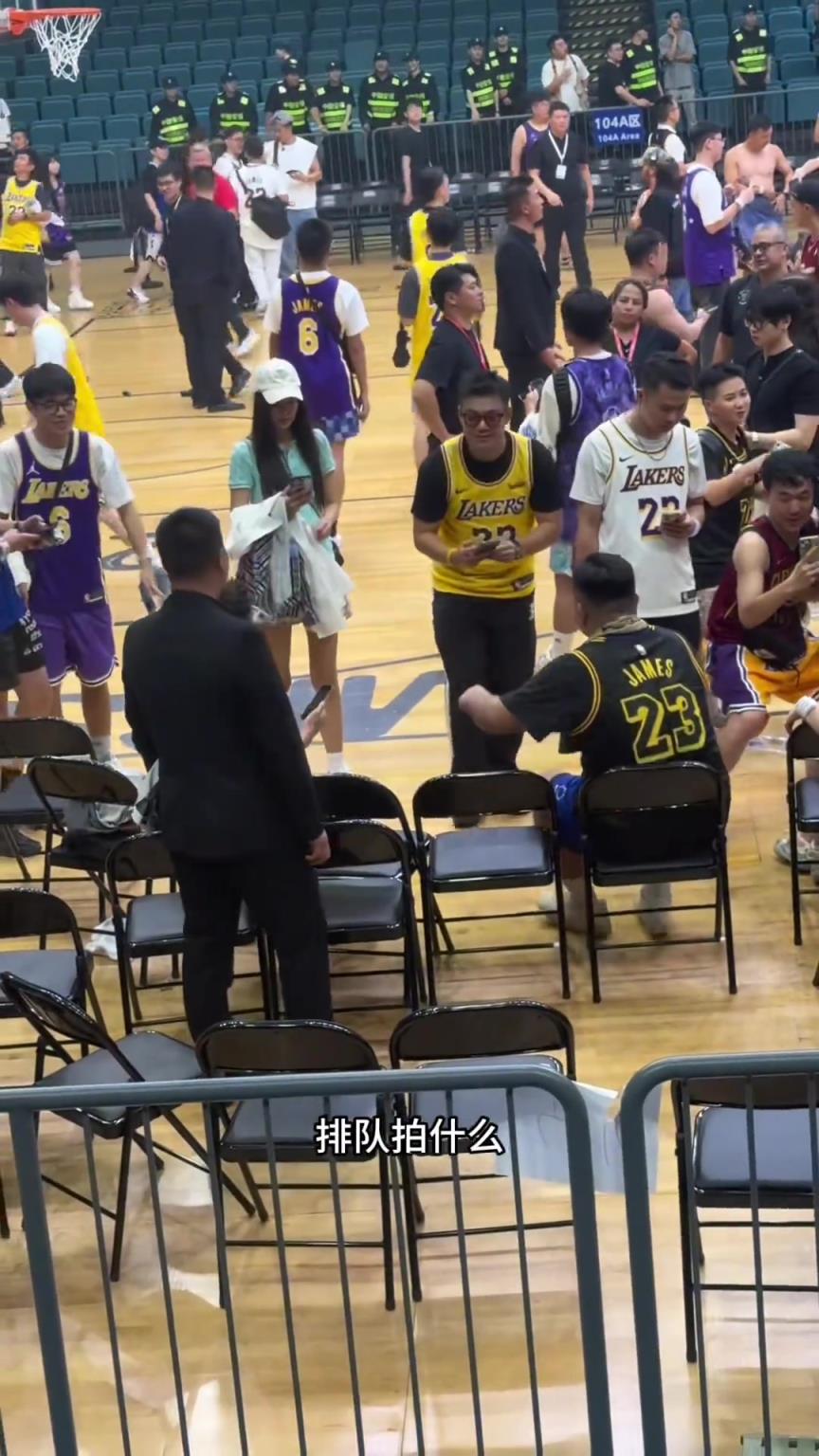 球迷在詹姆斯活动后与老詹坐过的椅子竞相合照