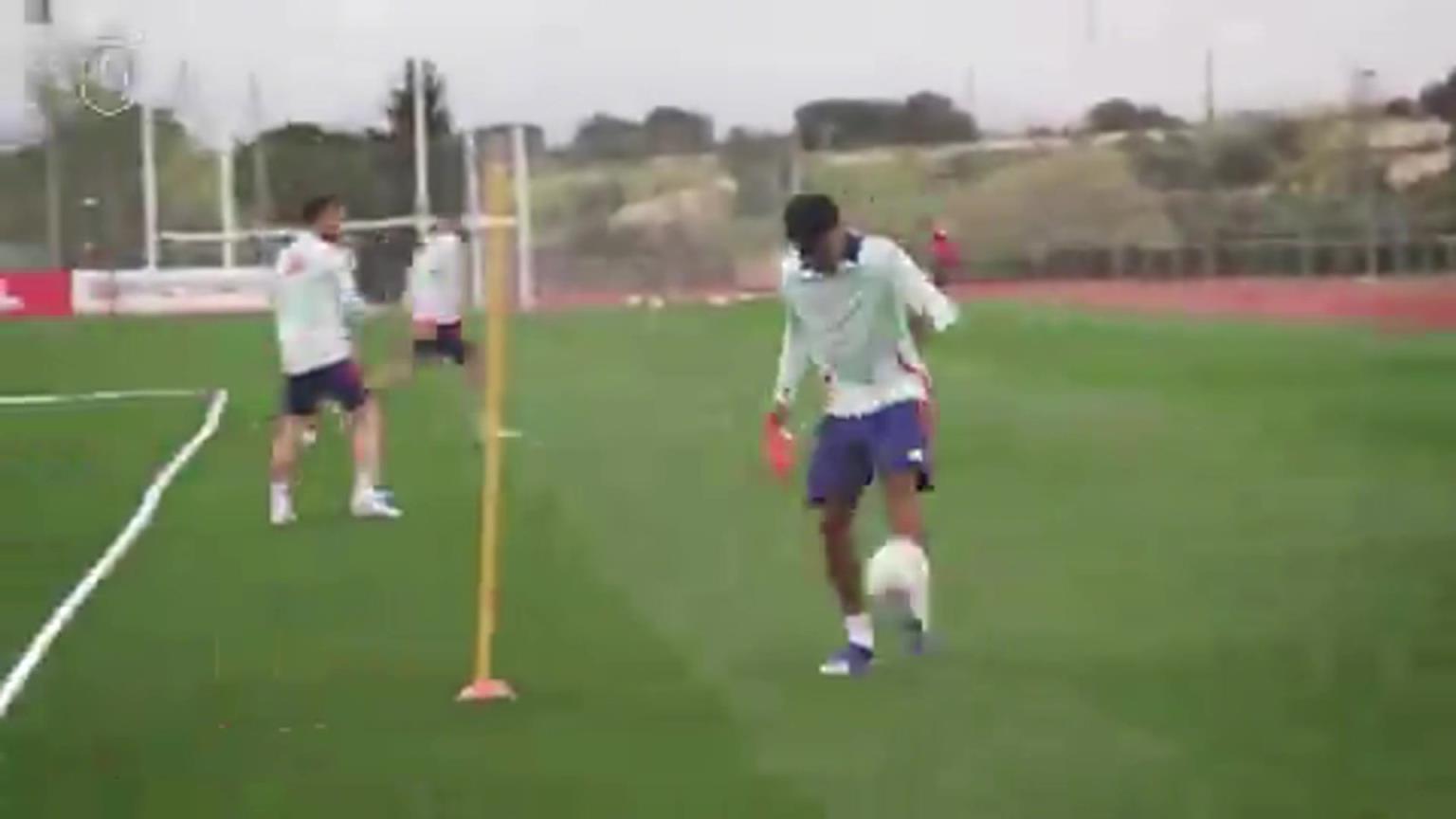 不管是训练场还是赛场，亚马尔总是与众不同