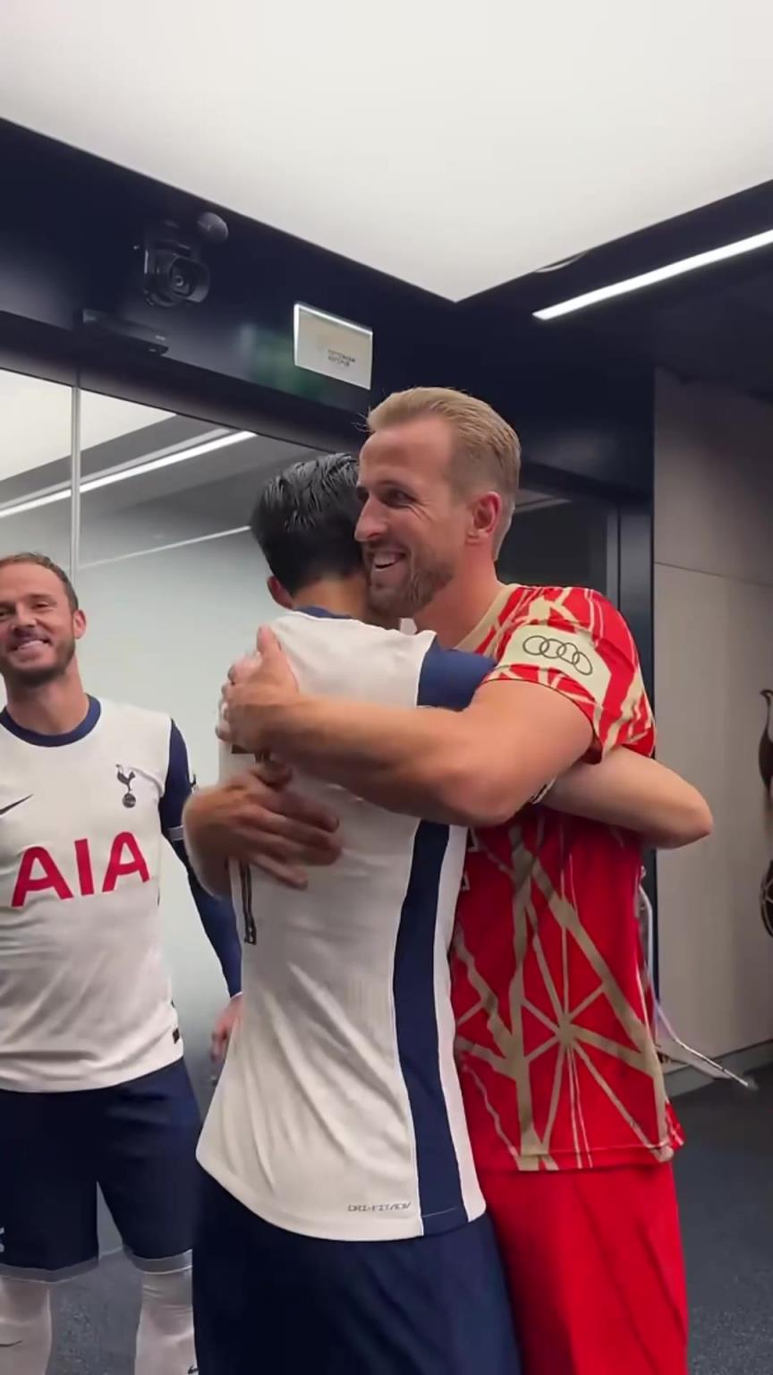 拥抱致意！当孙兴慜和凯恩再次相见！两人甜蜜地拥抱在了一起！