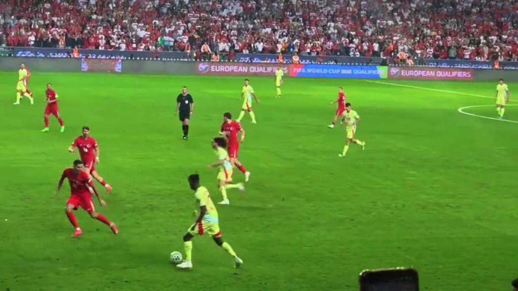 球迷视角看佩德里大师级操作：禁区弧顶冷静晃开防守后兜射破门！