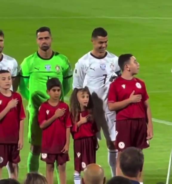 身前的球童唱歌特别卖力，C罗笑了笑拍拍球童肩膀：给你比大拇指