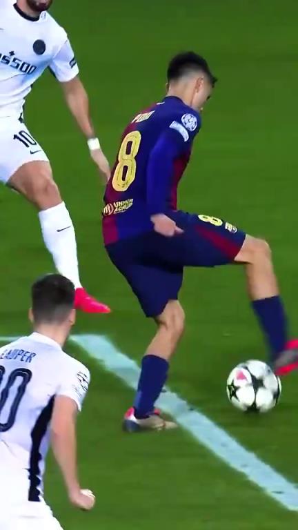 低调的大师！名场面：佩德里脑后长眼，脚后跟穿裆对手！