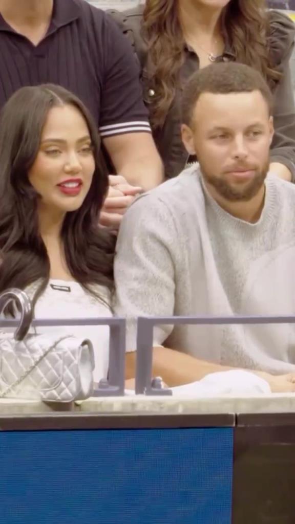 库里和阿耶莎一起看美网决赛，摆出了一系列表情包。