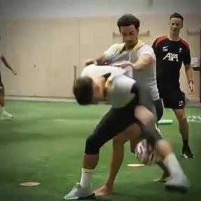 摔角能手！利物浦队内训练：科尔克兹防守琼斯！