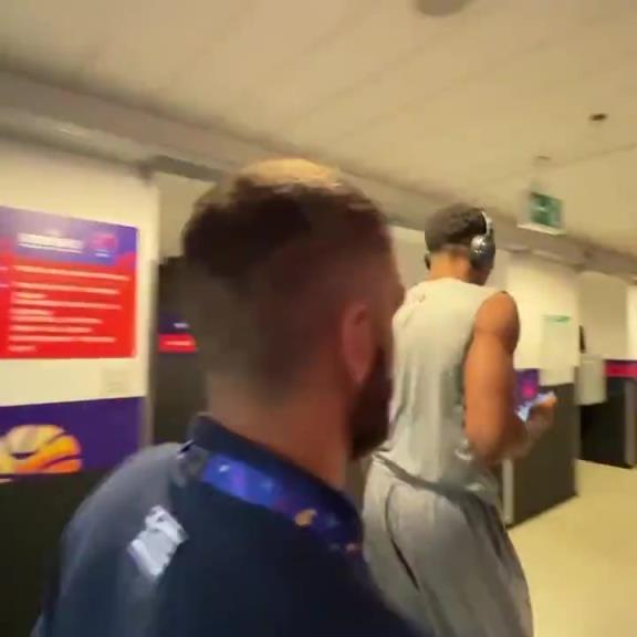 这糟糕的姿势……名场面：字母哥惨遭意大利主教练强吻！