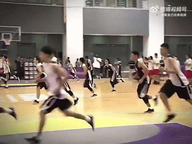 科比训练营中一名学员坚持不下去了,老科让其单独留下,做三次自杀式折返跑
